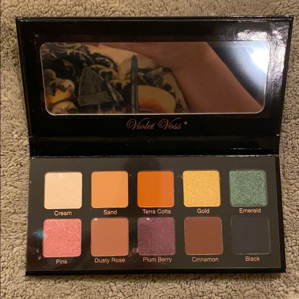 VIOLET V ESSENTIALS PRO SERIES EYE SHADOW PALETTE